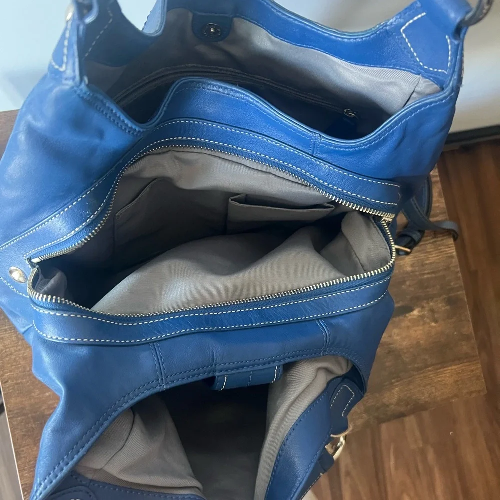 Authentic COACH Blue Leather Women's Bag with 3 Compartments - Picture 6 of 12